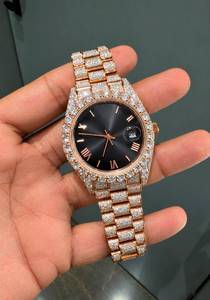 Montre en or rose et diamants pour homme, cadran noir, bracelet analogique avec affichage jour et date - Product Image 1