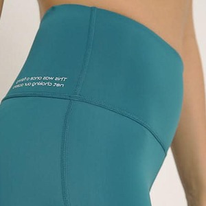 Ensemble de yoga et sport décontracté pour femme, haut de qualité personnalisé uni à dos nageur et short cycliste taille haute, respirant et ajusté pour l'entraînement - Product Image 4