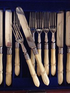 Ensemble de couverts de service haut de gamme avec manche en os, style antique, en métal, comprenant fourchette, cuillère et couteau, pour la décoration de table - Product Image 3