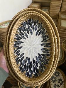 Plateau élégant en rotin incrusté de nacre pour service de table, rangement et décoration, fabriqué par des artisans vietnamiens. - Product Image 5