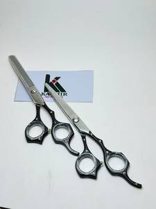 Tijeras de Barbero Profesionales KAAMIR INSTRUMENTS KI-BS-524 con Logotipo Personalizado, 4.5 Pulgadas, para Diestros, Mango Mediano, 32 Dientes, Acero 9CR13 - Product Image 1