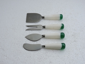 Ensemble de 4 ustensiles à fromage écologiques antidérapants et légers, lames en acier inoxydable, poignées blanches et vertes, sans danger pour les aliments, lavage à la main - Product Image 6