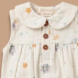 Cot & Candy - Pelele de muselina orgánica con cuello Peter Pan y estampado, colección Summer Lagoon Life - Product Image 3