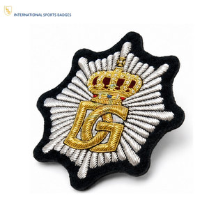 Écussons de blason familial brodés sur mesure, broderie fine à fil doré de qualité supérieure, design de blason décoratif, patch en tissu de qualité - Product Image 5