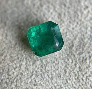 มรกตธรรมชาติทรงแปดเหลี่ยมขนาด 5.50x5.90 มม. สวยงามน่าทึ่ง เหมาะสำหรับทำเครื่องประดับ - Product Image 1