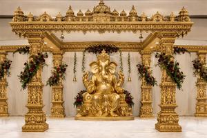 Mandap de Boda del Sur de la India con Pilares en Forma de Botella, Cúpula Floral Real y Pilares Tallados en Oro, Mandap de Fibra Personalizado para Bodas en el Reino Unido - Product Image 4