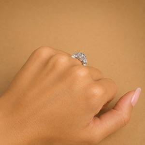Bague de fiançailles en or blanc 14 carats avec diamant ovale de 2 carats cultivé en laboratoire, trois pierres, diamants latéraux taille triligne, clarté VVS2, couleur E, IGI - Product Image 6