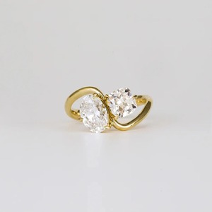 Bague de fiançailles solitaire Toi et Moi en or jaune 14 carats avec diamant ovale taille coussin de 2,25 carats, deux pierres cultivées en laboratoire, style minimaliste - Product Image 1