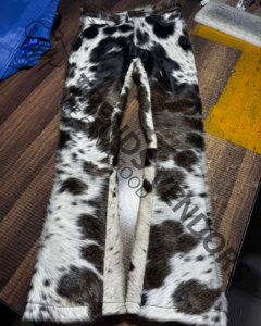 กางเกงหนังวัวแท้ทรงขาบานสไตล์ตะวันตกสำหรับผู้หญิง ตกแต่งลายขนสัตว์ เหมาะสำหรับฤดูหนาว ทำด้วยมือ - Product Image 1