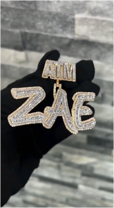 จี้เพชรทรงบาแกตต์ GRA มอยส์ซาไนต์ ชุบทอง 18k แบบกำหนดเองสำหรับแร็ปเปอร์  พร้อมจี้เงินแท้ 925 สำหรับงานปาร์ตี้  สำหรับทั้งชายและหญิง - Product Image 4