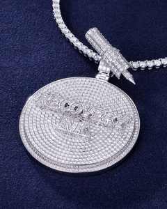 Colgante de disco con moissanita redonda de corte brillante, diseño hindú religioso, de plata 925, unisex - Product Image 1
