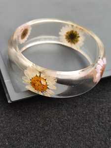 Bracelet manchette en résine sculptée à la main pour femme, style ange, avec figurine émaillée, nouveau design tendance - Product Image 5
