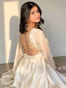 Présentation de la collection spéciale festival : Magnifique robe de soirée longue pour femme en georgette épaisse, infroissable, à séchage rapide et réversible. - Product Image 3