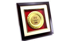 Placa Redonda de Metal Elegante de Alta Gama para Reconocimientos Empresariales o Logros Profesionales, Disponible a Buen Precio - Product Image 2