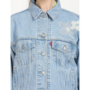 Chaqueta vaquera de mujer a la moda, ligera, transpirable y moderna. Perfecta para el uso diario, combina con cualquier atuendo durante todo el año. - Product Image 4