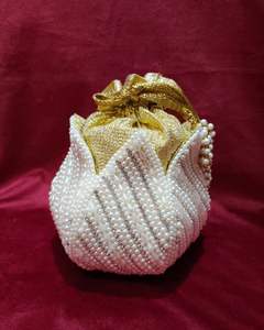 Bolso cilíndrico de seda tipo Potli con bordado Zari dorado y perlas, para mujer, boda, novia, con cordón, cartera de mano para fiesta de noche, de fábrica. - Product Image 6