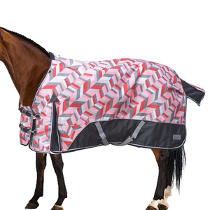 Couverture imperméable pour cheval avec grande rabat de queue, double fermeture poitrine, motif géométrique rouge et gris, toutes saisons, usage extérieur - Product Image 1