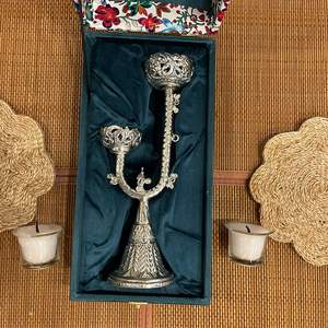 Support de bougie en argent plaqué avec gravures et bougies en verre - Product Image 3