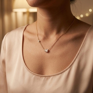 Collier pendentif solitaire en diamant de laboratoire taille poire East West, avec centre horizontal en forme de goutte et accents ronds sur les côtés - Product Image 2