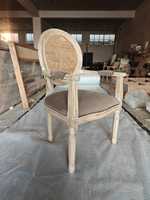 Fauteuil en canne antique de style français avec cadre robuste et dossier ovale pour salles à manger de villas