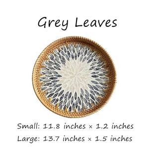 Plateau de service décoratif en rotin et nacre à motif de feuilles d'émeraude, idéal pour la décoration intérieure et la présentation de collations, par UO - Product Image 5