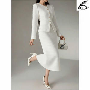 ชุดกระโปรง OEM แบบยั่งยืนสำหรับผู้หญิง เสื้อครอปท็อปมีฮู้ดพร้อมลายพิมพ์โลโก้ลำลอง ชุดกระโปรงครอปท็อปมีฮู้ดสำหรับฤดูหนาว - Product Image 1