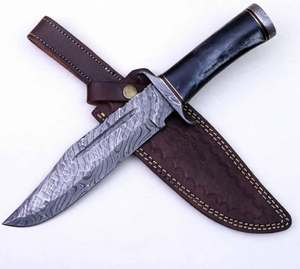 Cuchillo de exterior de acero de Damasco hecho a mano con mango de cuerno oscuro, doble ranura Fuller y funda de cuero - Product Image 1