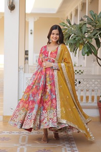 ชุด anarkali ผ้าไหมสีพีชพร้อมลายปัก zari และลำดับการทำงาน - Product Image 2