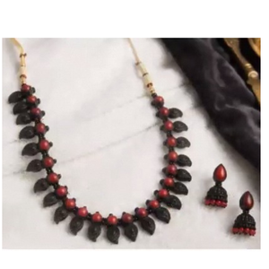 Ensemble collier et boucles d'oreilles Jhumka en laiton, plaqué argent noir antique, imitation perle, bijoux écologiques, style mariage Kottravai Tamil Nadu - Product Image 1