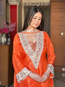 ชุดสัลวาร์ คามีซปักลายสีส้ม แขนยาว ชุดอินเดีย-ปากีสถานแบบดั้งเดิม พร้อมผ้าคลุมไหล่ สำหรับงานแต่งงานและงานปาร์ตี้ - Product Image 2