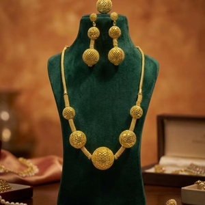 Ensemble de 4 colliers ras-de-cou de luxe faits à la main en cuivre et laiton plaqué or de haute qualité pour femme, idéal pour fiançailles, anniversaire, fête, mariage - Product Image 2