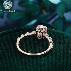 แหวนหมั้นเพชรโมอิสซาไนต์ทรงคุชชั่นชุบทองคำขาวประดับด้วยเงินแท้จาก Charm_Jewells ดีไซน์คลาสสิกสำหรับผู้หญิง ได้รับการรับรองจาก IGI น้ำหนัก 3 กรัม - Product Image 3