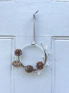 Corona rústica de metal con piñas y cuentas transparentes, coronas decorativas navideñas hechas a mano, sin iluminación - Product Image 1