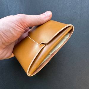 กระเป๋าสตางค์หนังสไตล์เรโทรไร้รอยต่อ  งานทำเก่าแบบดิสเทรส  ไม่มีตะเข็บ  ใส่บัตรได้  สำหรับผู้ค้าส่งบูติก รุ่น SLW-0026 - Product Image 2