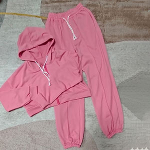 Ensemble de survêtement décontracté en molleton de coton rose pour femme, comprenant un sweat à capuche court et un pantalon de jogging – Collection Premium Streetwear - Product Image 1