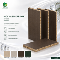 Panneau OSB (Oriented Strand Board) mélaminé Jinbase SXT2887 Mocha Linear Oak 18 mm E0 1220x2440 mm pour meubles et menuiseries