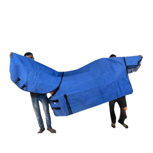 Couverture pour cheval en toile teinte imperméable de 20 oz avec soufflet d'épaule, sangles de jambe réglables et amovibles, et accessoires métalliques robustes et durables - Product Image 2