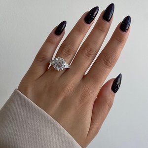 Anillo de Compromiso Solitario Moderno de Oro de 18K con Diamante Cultivado en Laboratorio de Corte Redondo de 10 Quilates |   Joyería de Lujo para Bodas - Product Image 1