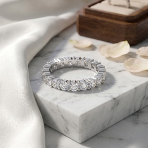 Bague éternité à sertissage à griffes, taille ronde, 3.05 carats au total - Product Image 2