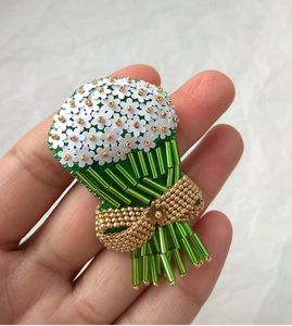 เข็มกลัดปักลายดอกไม้ประณีต งานฝีมือทำมือสุดหรูหรา ดีไซน์เฉพาะตัวจากช่างฝีมือ งานปักลายดอกไม้สุดหรู MD HANDICRAFTS สำหรับทุกเพศ เหมาะสำหรับงานแต่งงาน - Product Image 3