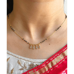 Collar Mangalsutra Tradicional Chapado en Oro de Om Fashion Studio con Cuentas Negras y Colgante en Forma de Lágrima para Mujer - Product Image 1