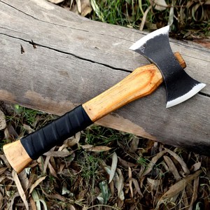 Hache de camping à double tête forgée à la main – Hachette en acier au carbone, manche en bois de frêne massif avec étui en cuir, haches OEM personnalisées - Product Image 2