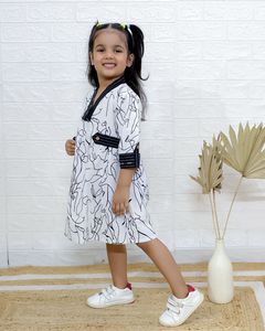 Été Nouveau Robe moderne en soie pour filles à manches courtes, col en V, taille à volants, simple boutonnage, ligne A, impression verte, robe longueur genou - Product Image 3