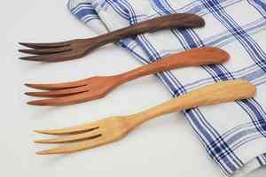 Ensemble de fourchettes en bois - Écologiques, durables, pour les fêtes et les dîners, ustensiles de table en bois au meilleur prix, fabriquées à la main par un fabricant de fourchettes en bois. - Product Image 6
