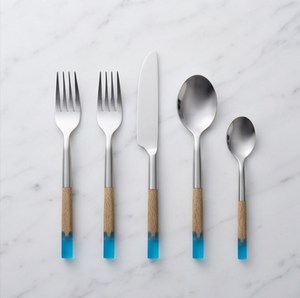Ensemble de couverts minimalistes avec manche en bois et accents en résine bleue, compatibles lave-vaisselle, pour mariage ou usage domestique - Product Image 1