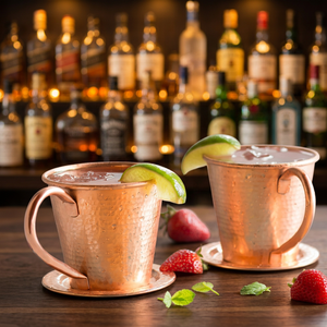 Tasses à Moscow Mule en cuivre avec finition martelée et soucoupes assorties pour un service élégant des cocktails et des articles de bar - Product Image 1