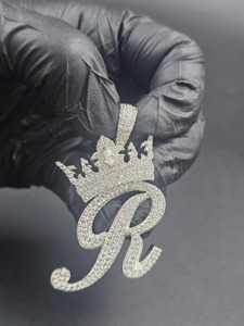 Pendentif moderne en argent 925, or et diamants, avec couronne et lettre R, style hip-hop. - Product Image 5