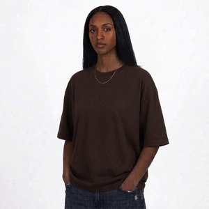 Camiseta de cuello redondo oversize para mujer, color marrón, corte holgado, manga corta, color sólido, 100% algodón jersey, transpirable. - Product Image 1