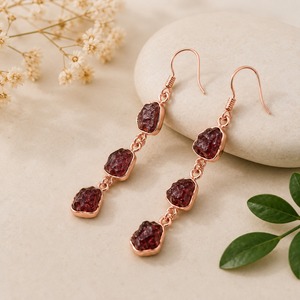 Boucles d'oreilles pendantes longues en grenat naturel brut avec monture en or, bijoux de guérison en cristal brut, cadeau pour l'amour - Product Image 4
