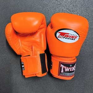 Guantes de Boxeo Profesionales de Cuero Personalizados de Primera Calidad con Cierre de Gancho y Bucle, Protección UV, Impresión HD para Entrenamiento de MMA y Muay Thai - Product Image 2